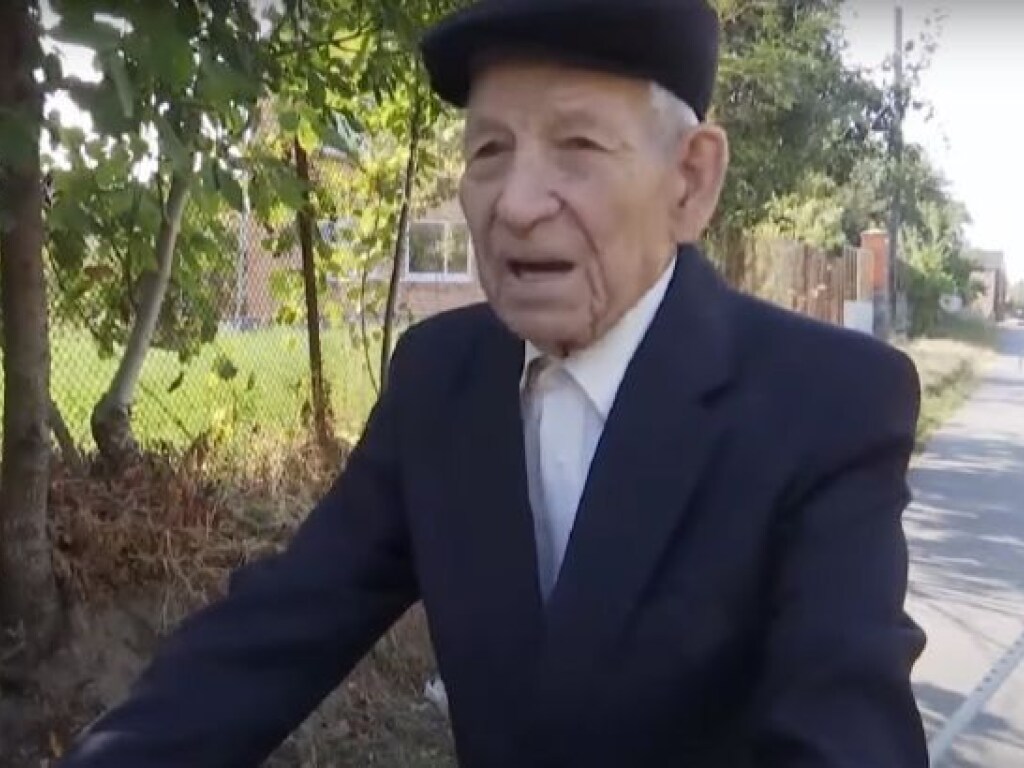 Делает селфи с внучкой и ездит на мопеде: Житель Винницы отметил 100-летний юбилей, но продолжает активный образ жизни (ФОТО, ВИДЕО)