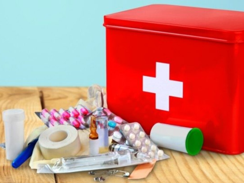 Медики назвали бесполезные и необходимые лекарства в аптечке