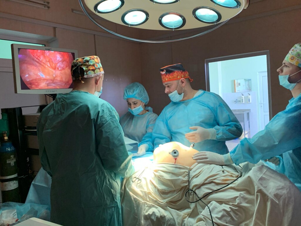 Украинские хирурги провели операцию и вылечили четыре сложных болезни за три часа (ФОТО)