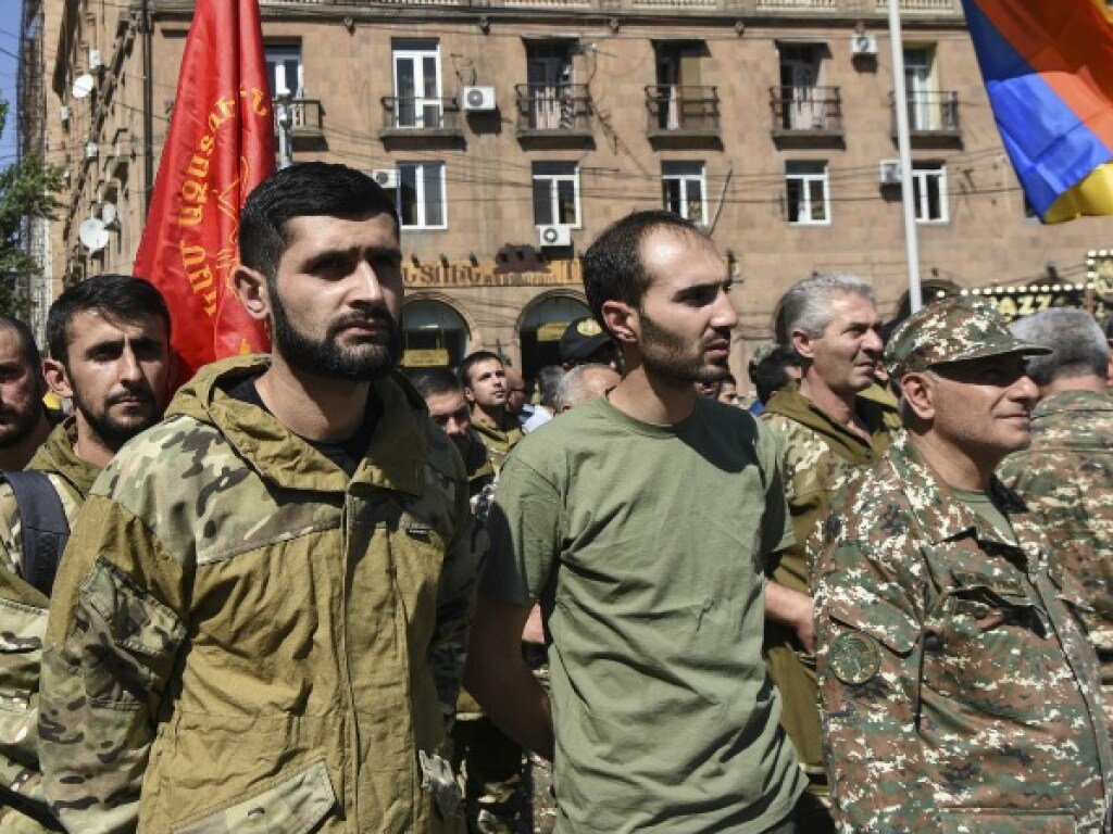 В Армении объявили мобилизацию и ограничили выезд мужчин 18-55 лет