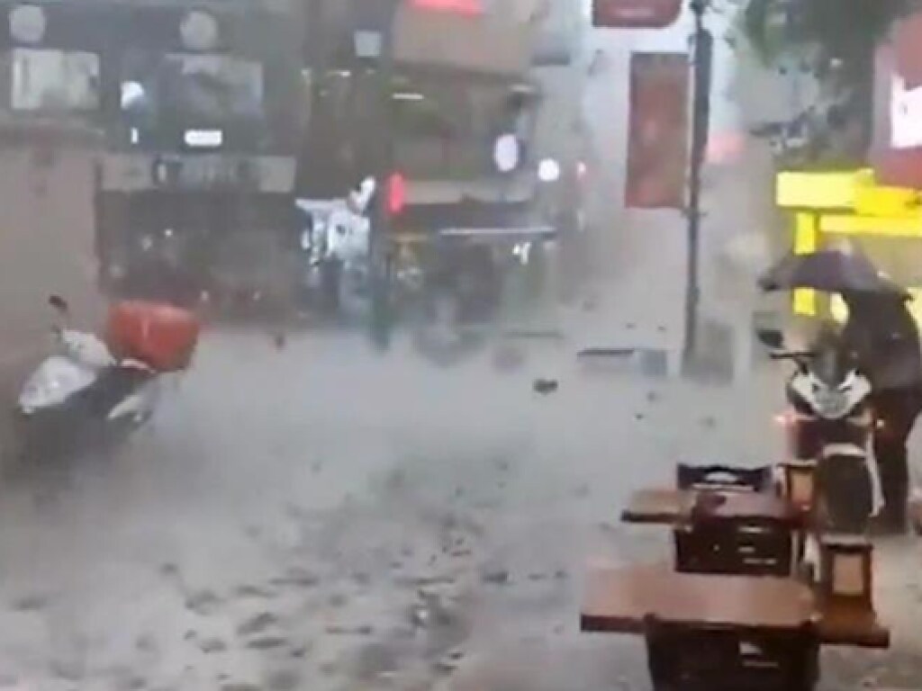На Стамбул обрушился мощный ливень с крупным градом (ФОТО, ВИДЕО)