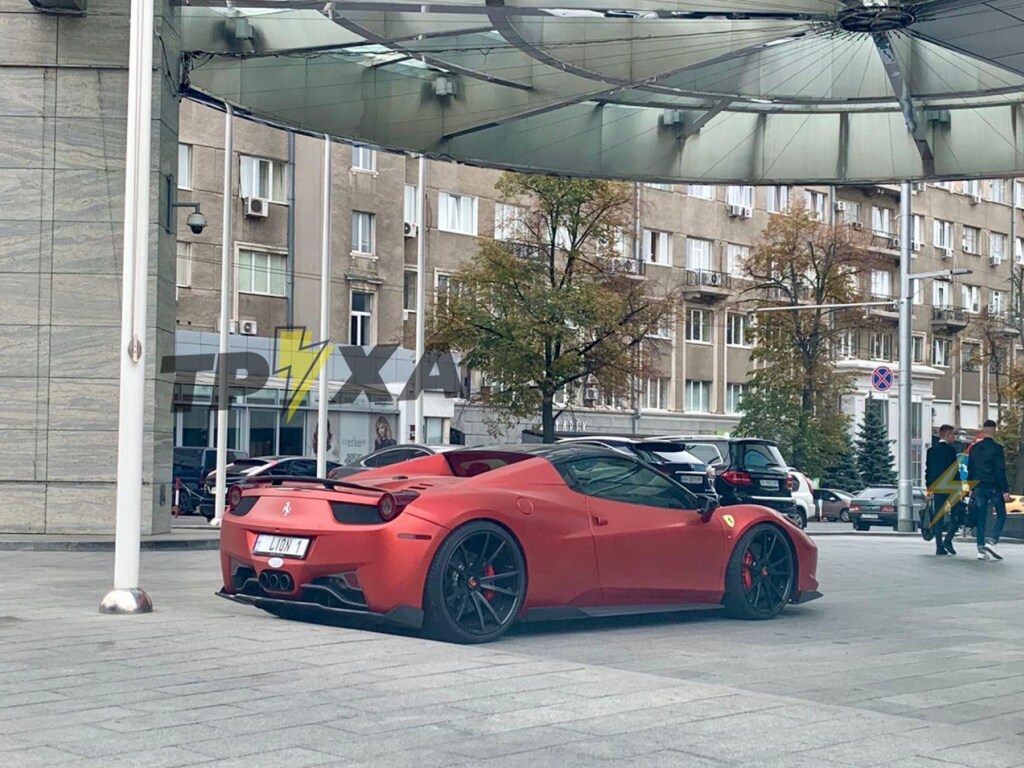 В Харькове увидели припаркованный сверхдорогой Ferrari (ФОТО, ВИДЕО)