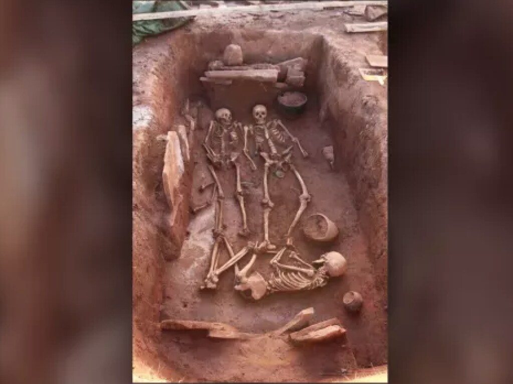 Археологи нашли могилу женщины-воина возрастом 2500 лет и тайник с оружием (ФОТО)