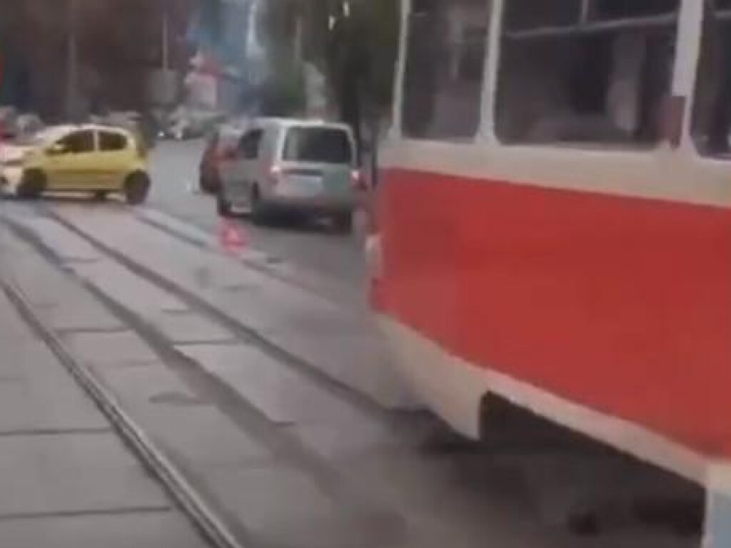 В Киеве из-за ДТП остановились трамваи (ВИДЕО)