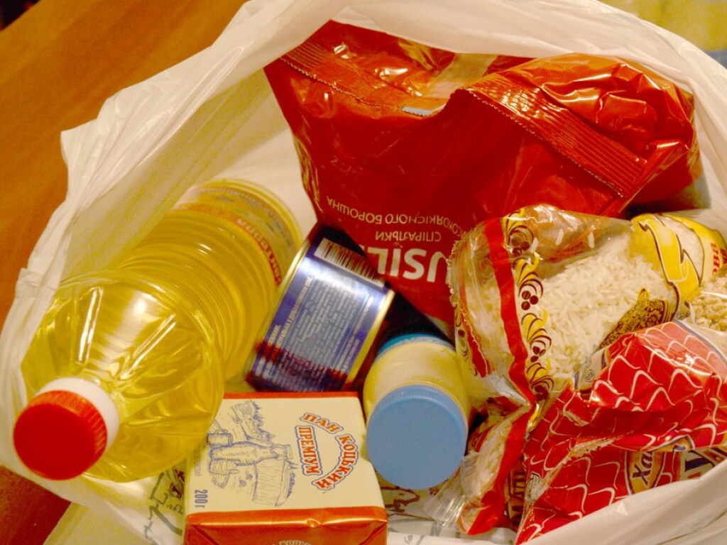 Подкуп избирателей: В Тернопольской области населению дарили продуктовые наборы с фотографией кандидата на пост главы ОТО