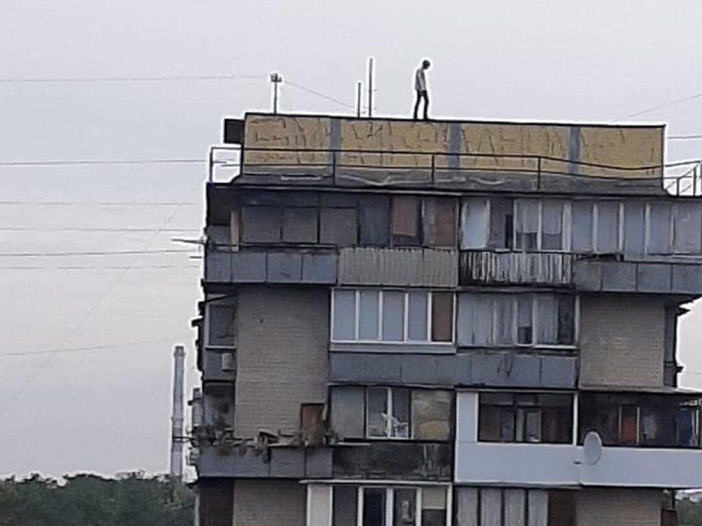 В Киеве на Лесном массиве дети гуляли по крыше высотки (ФОТО)