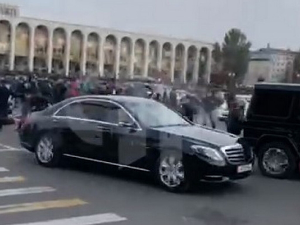 В Бишкеке обстреляли авто бывшего президента страны (ФОТО)