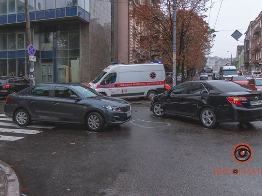 В Днепре мужчина на электросамокате врезался в легковушку Toyota и упал на капот Peugeot (ФОТО, ВИДЕО)