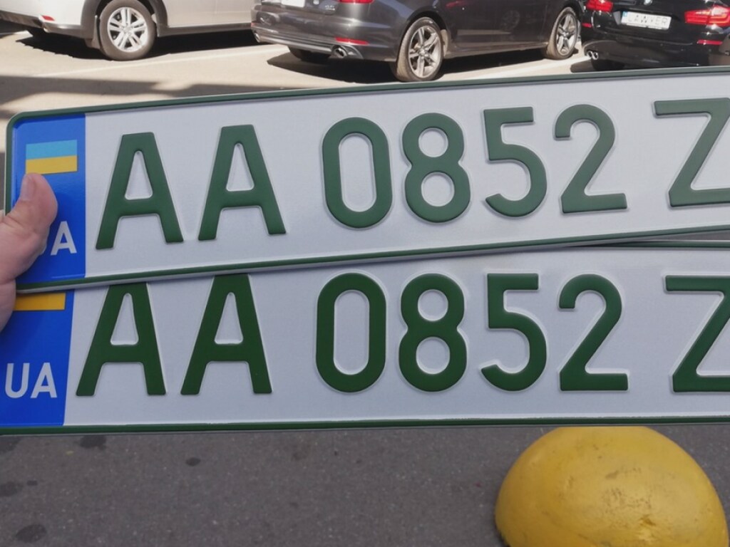 Владельцам электромобилей в МВД начали выдавать «зеленые номера»