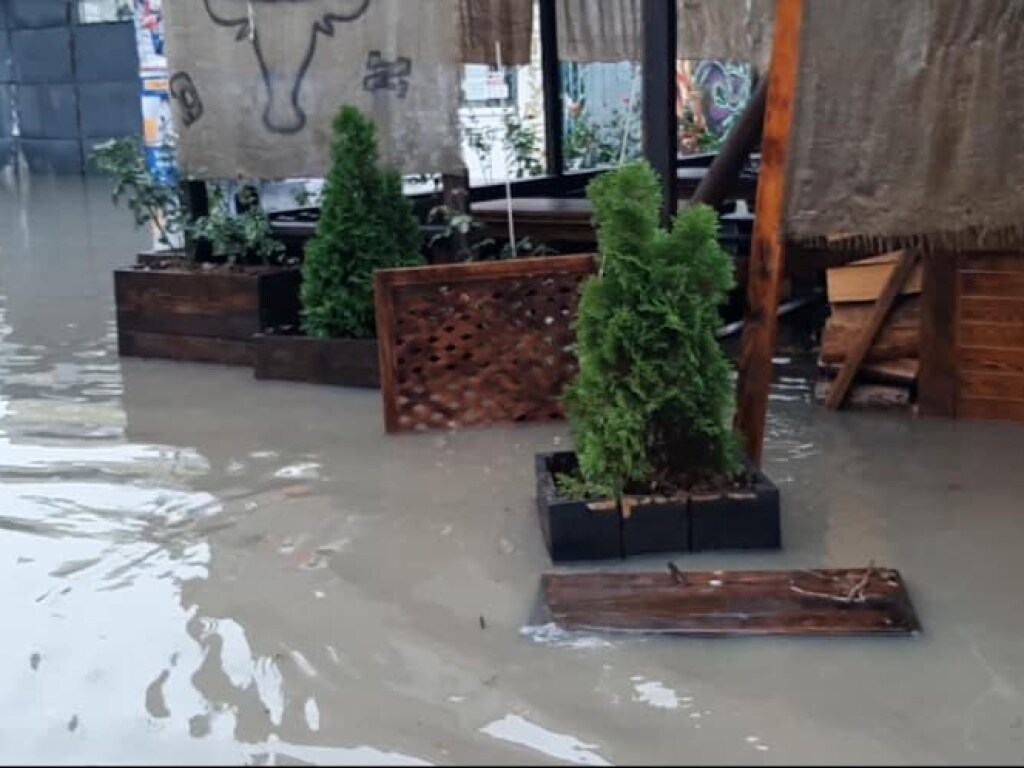 Несколько районов Киева затопило после дождя: горожане опубликовали впечатляющие фото и видео