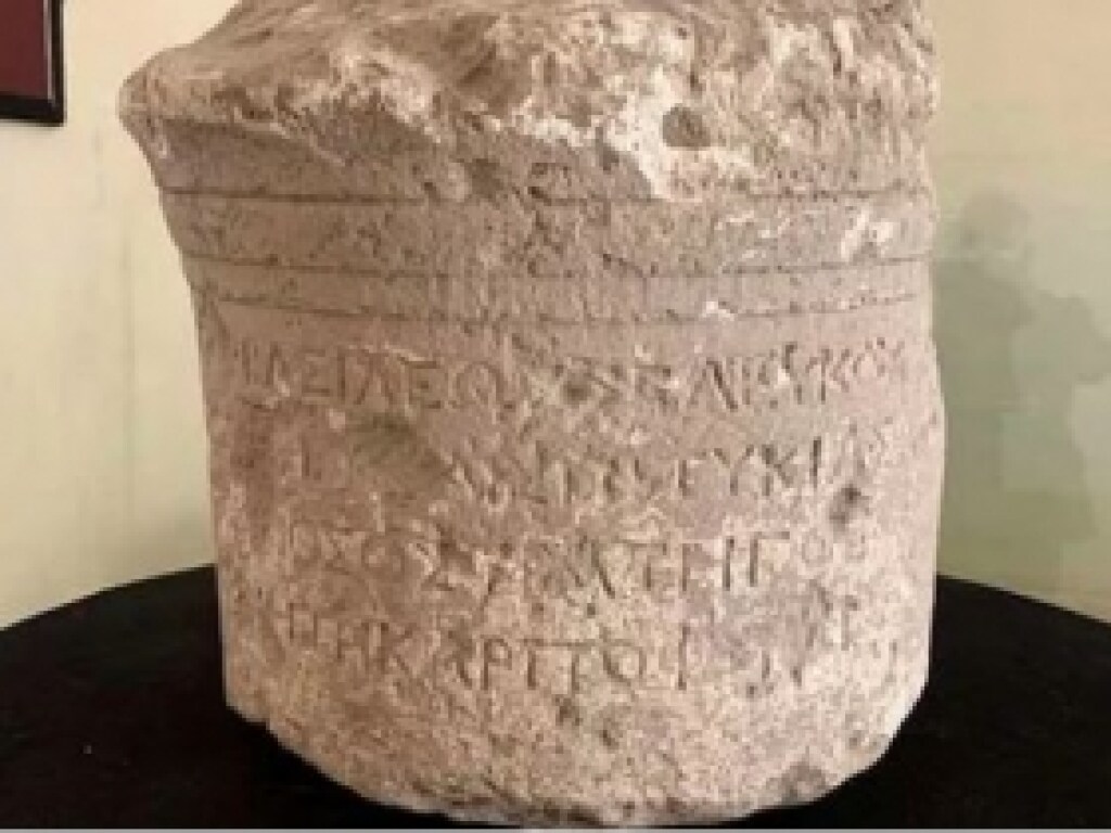 Археологи нашли древний каменный артефакт из эллинистической эпохи (ФОТО)