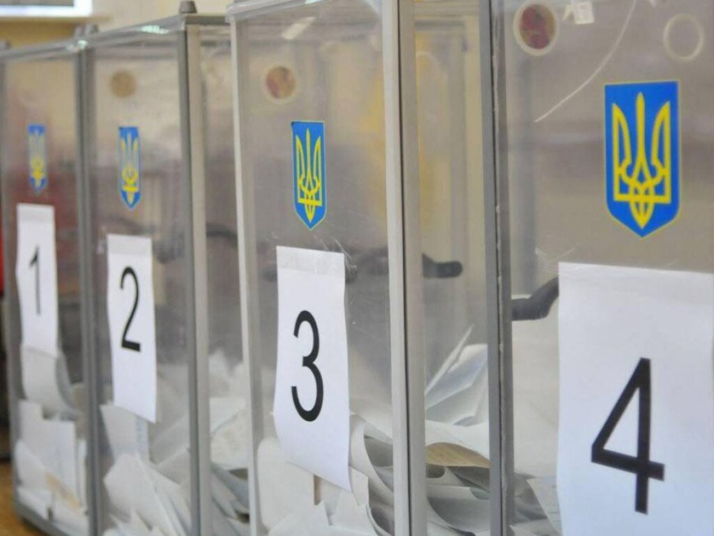 Низкая явка, социальная дистанция: Как в день выборов голосуют в Киеве
