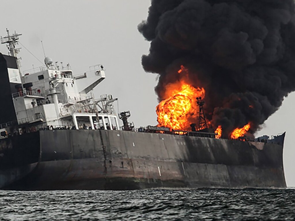В Азовском море на танкере произошел взрыв: трое членов экипажа оказались за бортом и пропали (ВИДЕО)