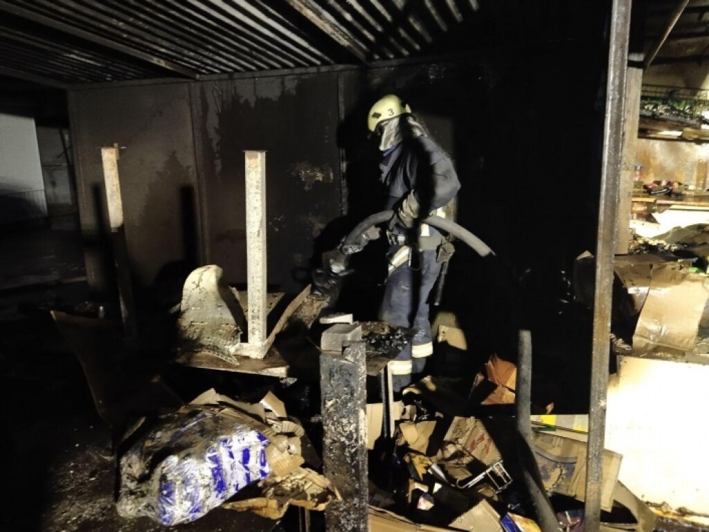 В Запорожье пожарные потушили два горящих киоска (ФОТО)
