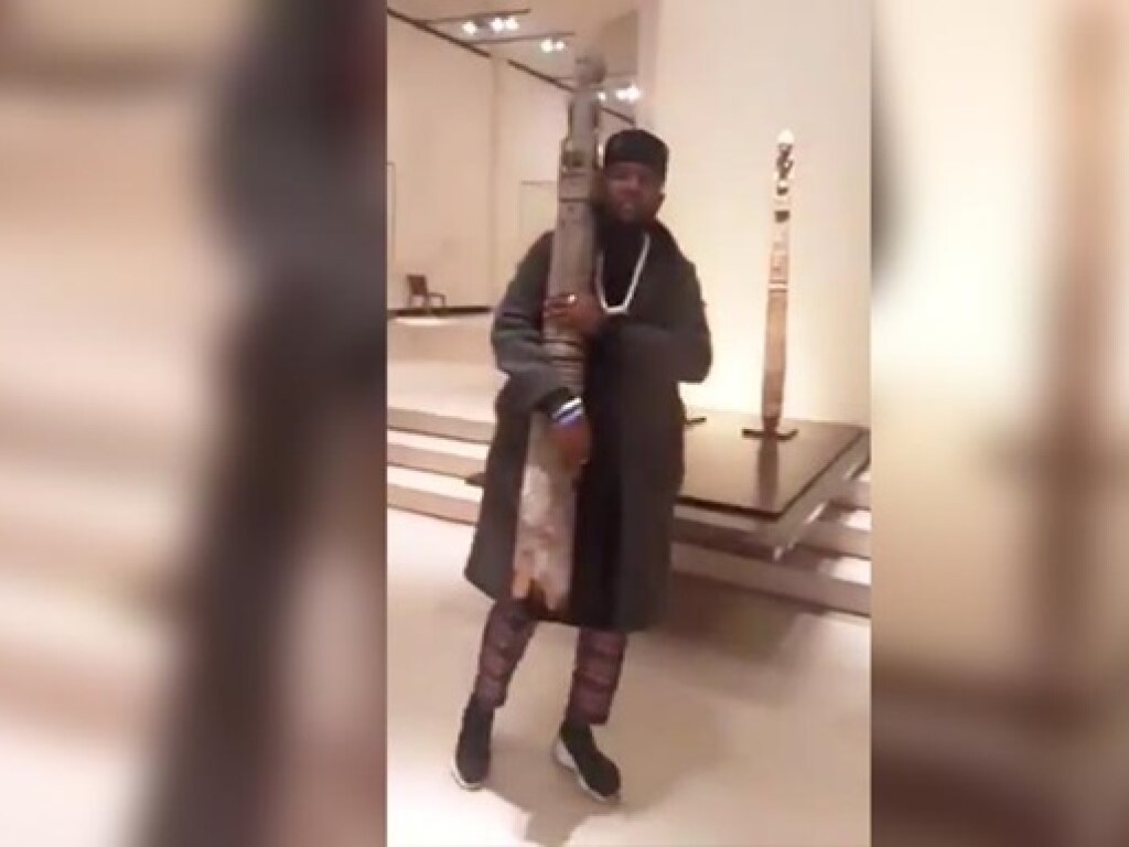 «Это принадлежит Африке!»: мужчина пытался вынести из Лувра ценную скульптуру (ФОТО, ВИДЕО)
