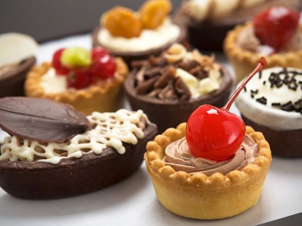 Желающие похудеть люди переедают и толстеют из-за сладких десертов – диетологи
