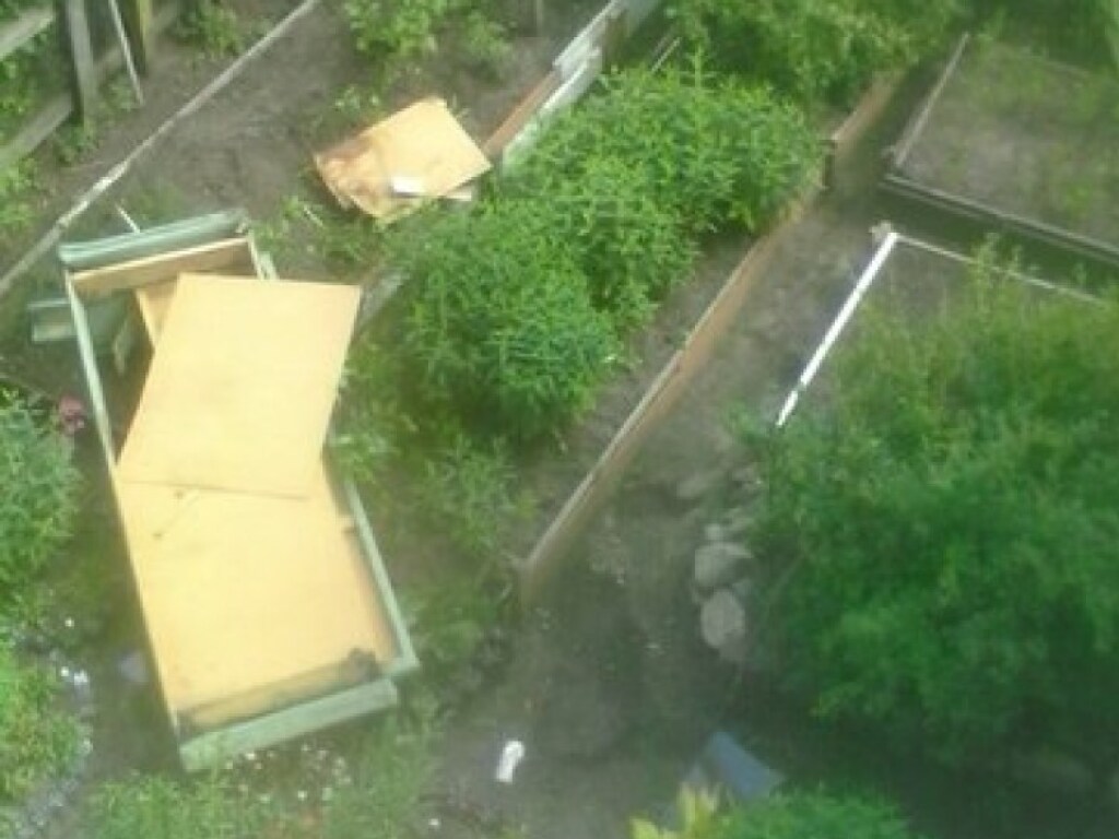 В Ровно на местную жительницу с балкона третьего этажа упал диван (ВИДЕО)