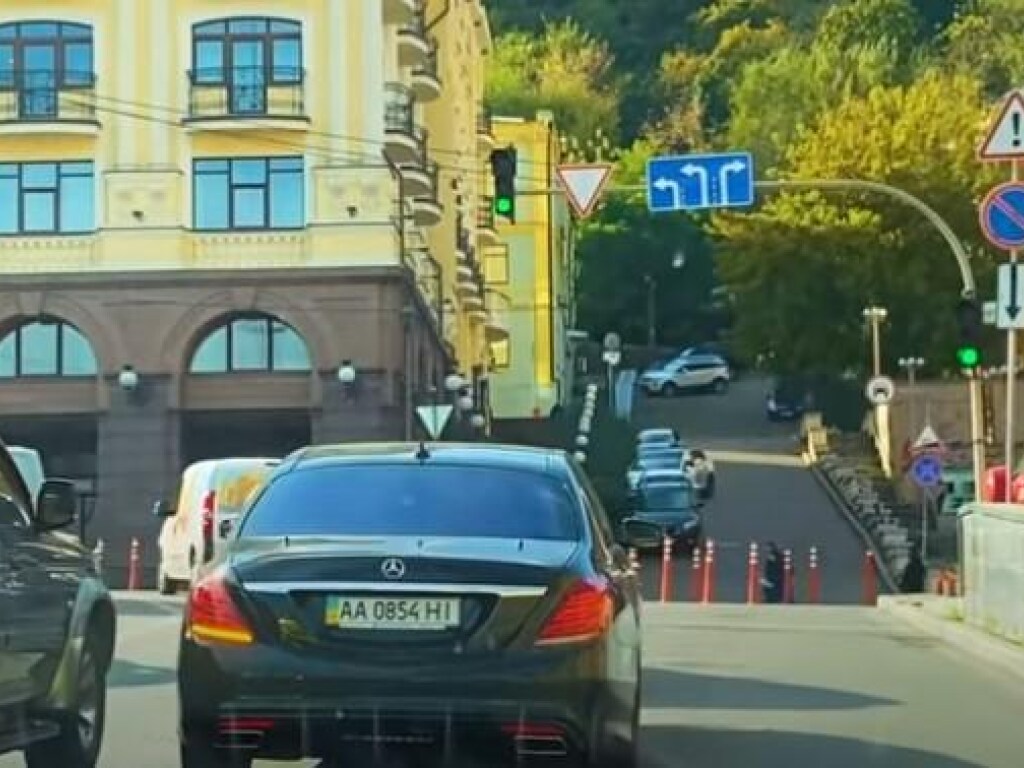 В Киеве кортеж Порошенко трижды нарушил ПДД за 15 минут – СМИ (ВИДЕО)