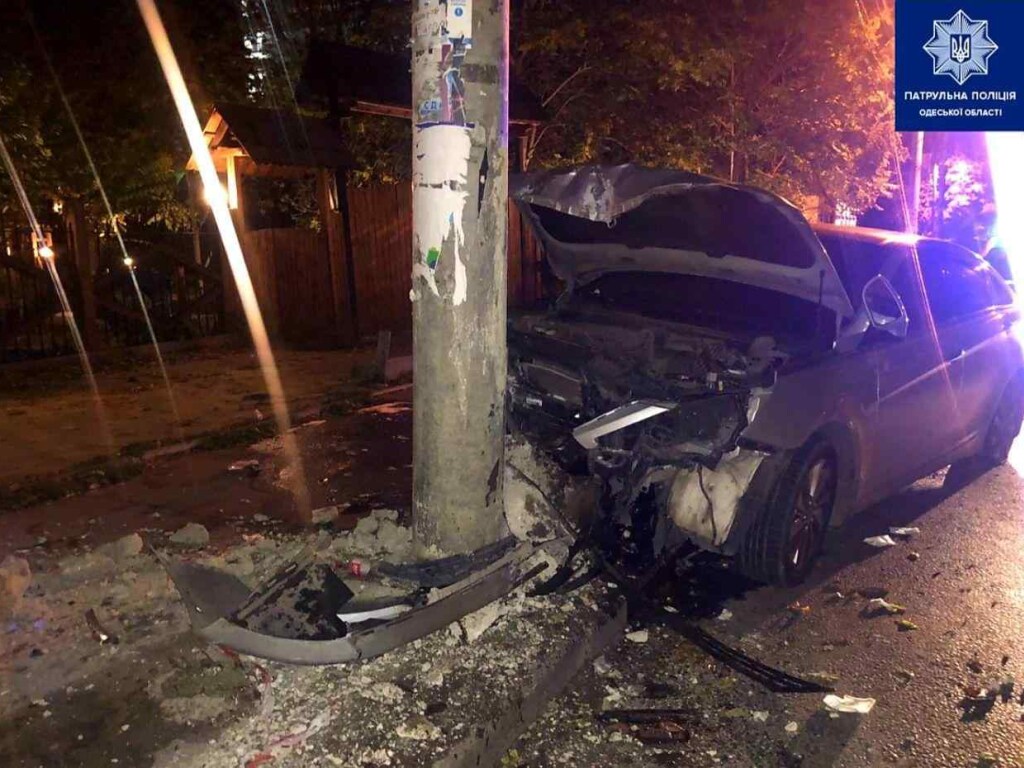 В Одессе Hyundai Sonata врезался в электроопору, пассажира госпитализировали (ФОТО)