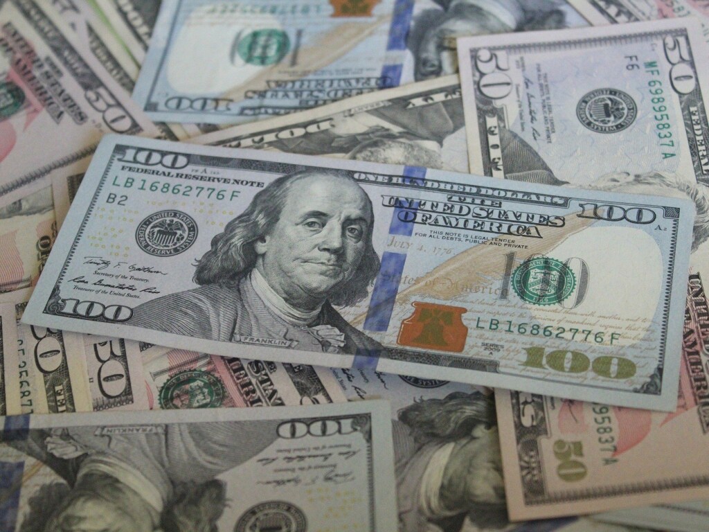 НБУ установил официальный курс на уровне 28,6 гривны за доллар