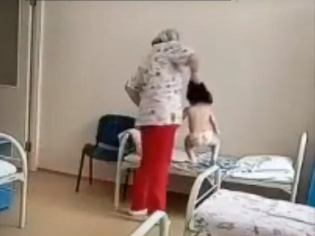В России медсестра схватила больного ребенка за волосы и бросила на кровать (ФОТО)