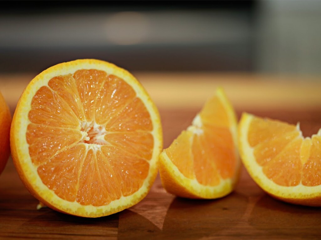 Врачи рассказали о вреде для здоровья апельсинов