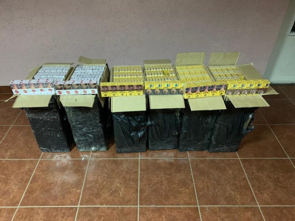 Контрабандисты пытались перенести в Румынию 3 тысячи пачек сигарет (ФОТО)