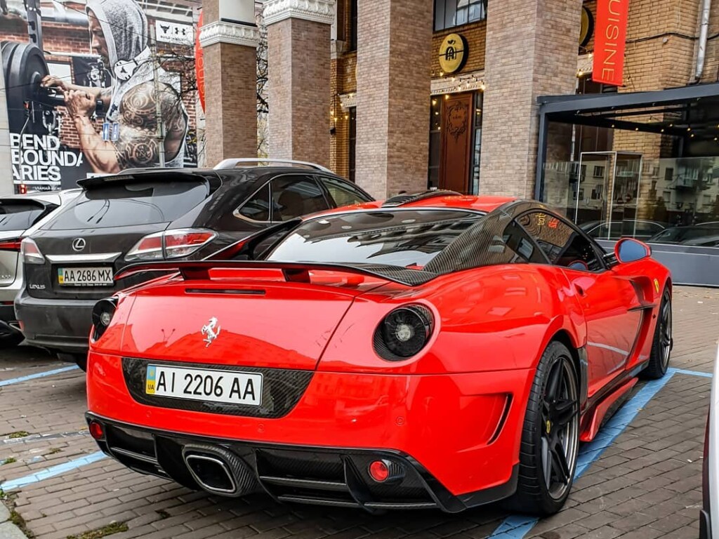 Редкий экземпляр: в Киеве заметили роскошный красный Ferrari (ФОТО)