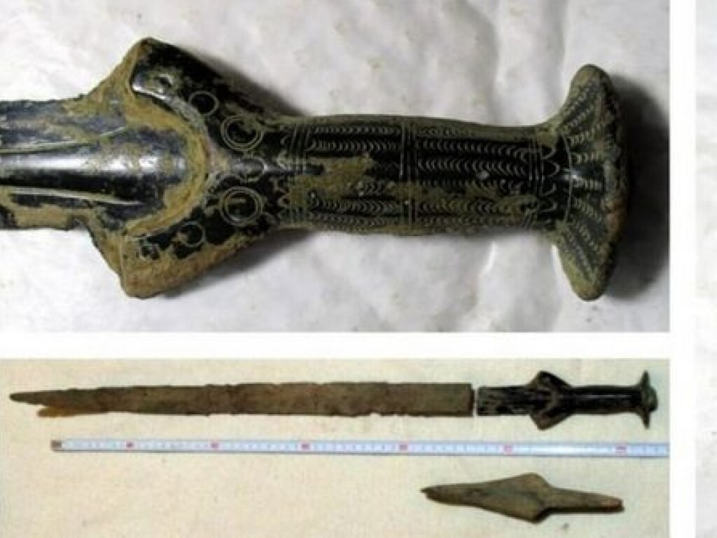 Житель Чехии нашел в лесу 3300-летний меч и бронзовый топор (ФОТО)